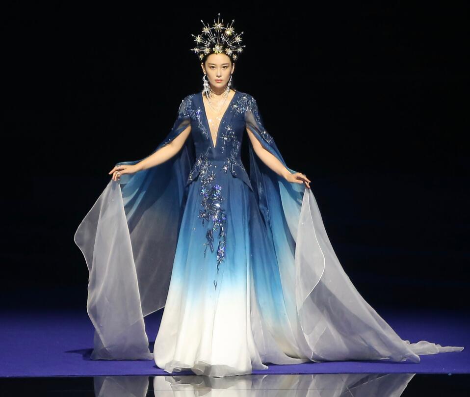 張馨予首登舞臺走秀, 頭戴皇冠穿藍色紗裙優雅高貴, 艷壓范冰冰-圖3