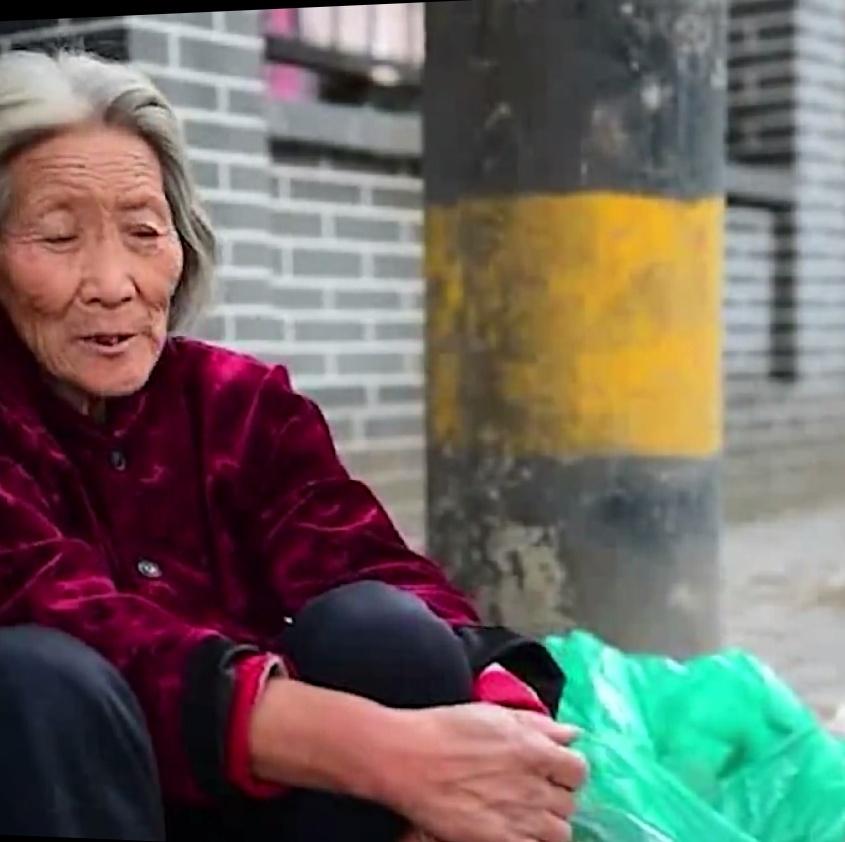 济南74岁高龄老太上街卖菜, 只为替儿还债