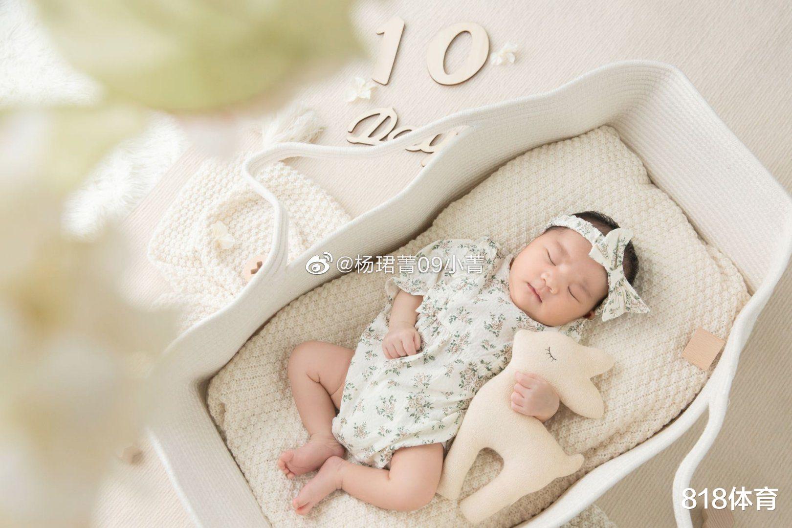 女排世界冠军杨珺菁当妈, 与男排国手老公抱满月女儿温馨合照_zzd