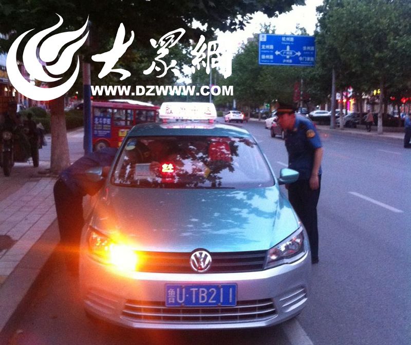 7月25日晚,胶州市交通运输监察大队加大对违规网约车,出租车的查处
