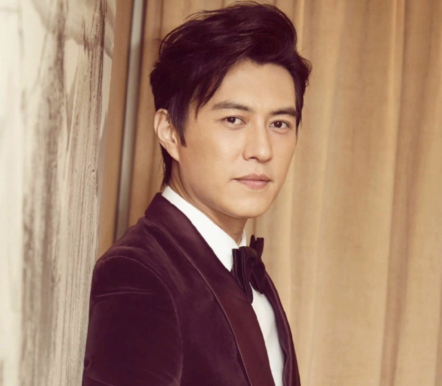 与家人吃平价韩餐当众剔牙, 5岁小儿子露面(大明星靳东) - 聚缘娱乐