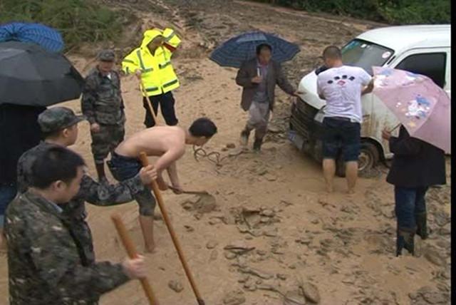 岚皋泥石流困住外地车辆无法动弹, 警民合作牵引至安全地带