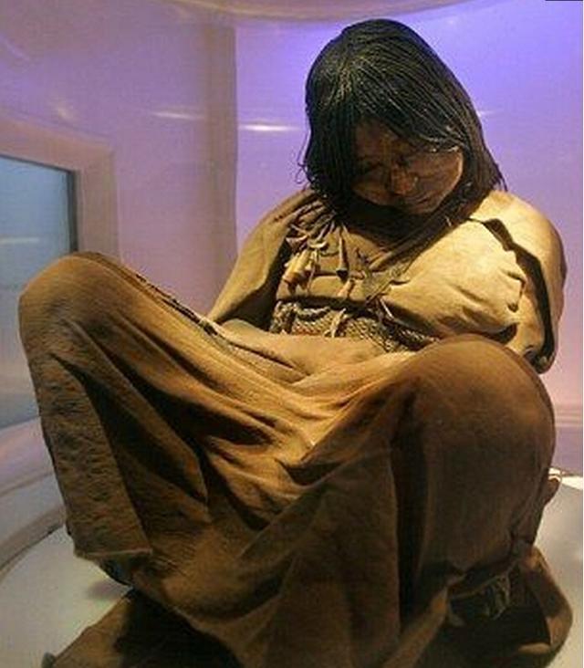 古代人信奉山神,这个女孩很可能就是被当作山神的祭品.