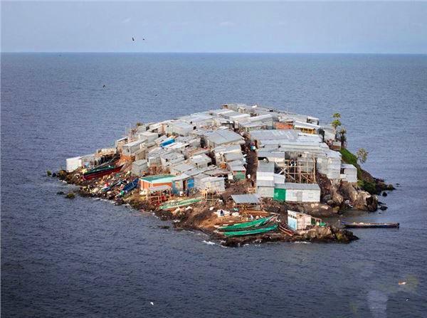 非洲这个小岛生活着131个人, 拥挤不堪, 隔壁有一大岛却无人敢住