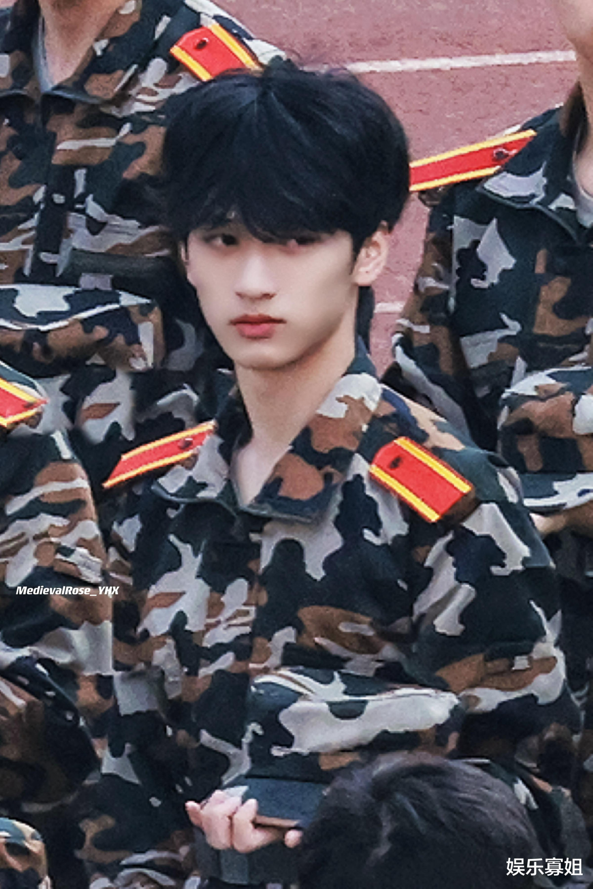 严浩翔军训踢正步饭拍照 少年亭亭 身姿挺拔 帅气的男大学生 资讯风