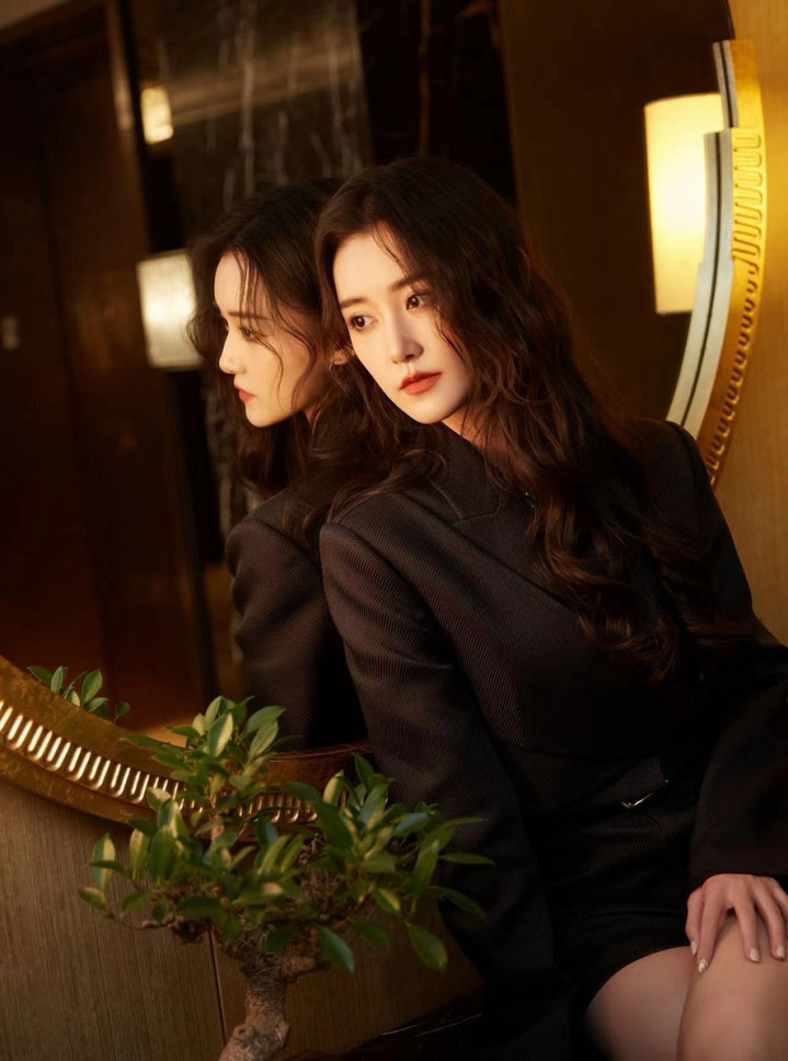 蒋依依拍摄酷girl写真, 展现青年演员气场氛围(女星蒋依依)