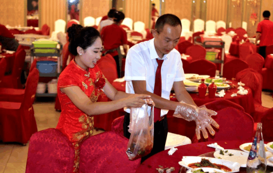 北京一对白领, 婚礼一结束, 马上帮着收拾碗筷