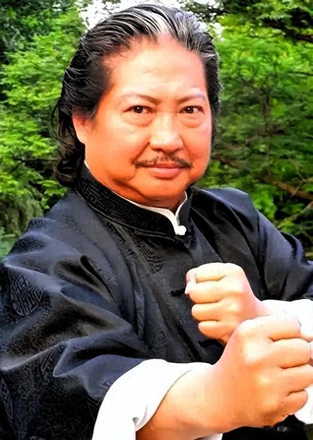 打过半生江湖, 76岁洪金宝拄拐领奖: 我还不想和电影说再见