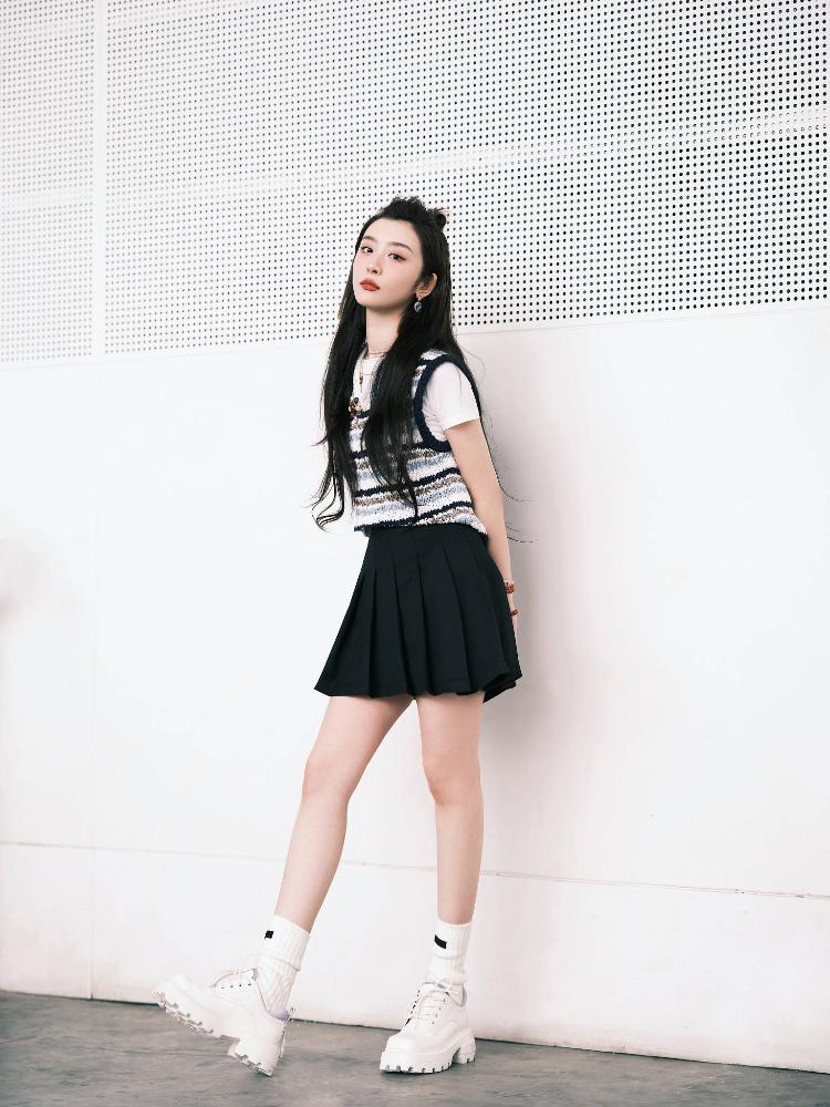 赵小棠穿短裙似女学生 少女感十足_zzd_学生时代