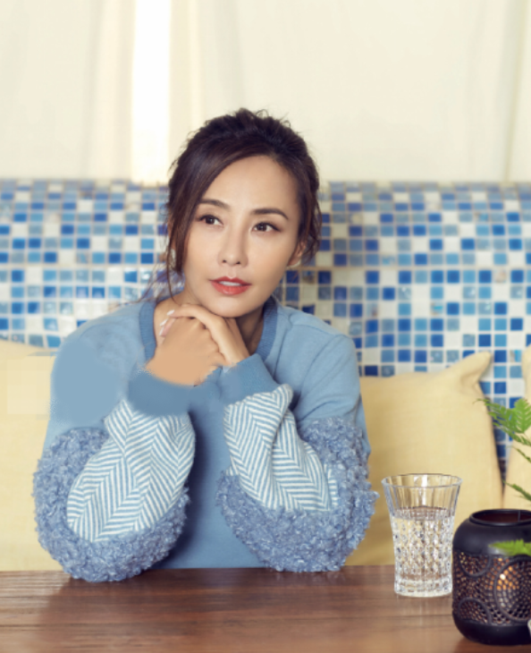 马雅舒44岁风韵犹存, 穿拼接卫衣减龄时髦, 难怪二婚还能嫁富豪_zzd