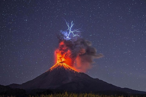 墨西哥科利马火山喷发自带闪电 画面极具震撼