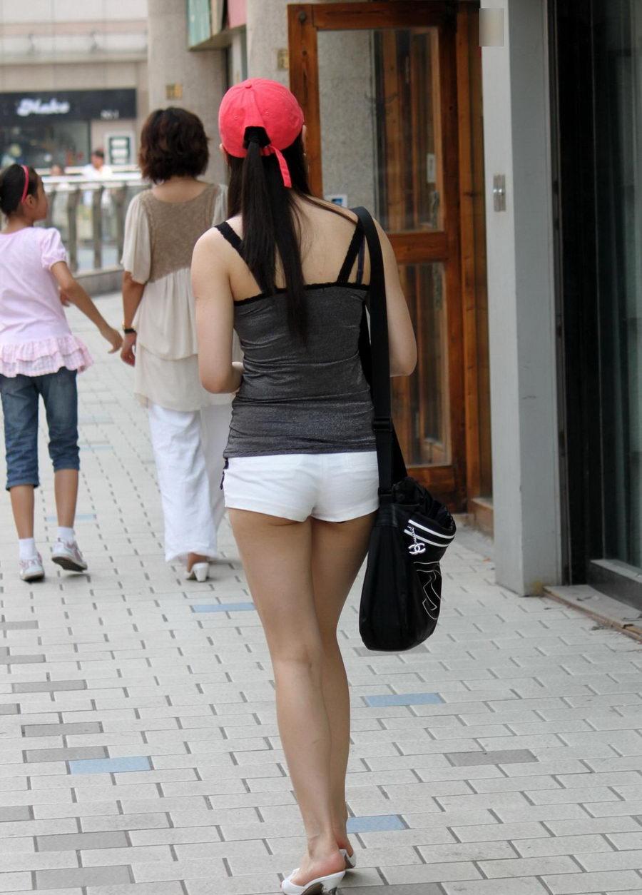 美眉街拍69—腿长腰细的美女逛街, 红色的帽子很抢眼
