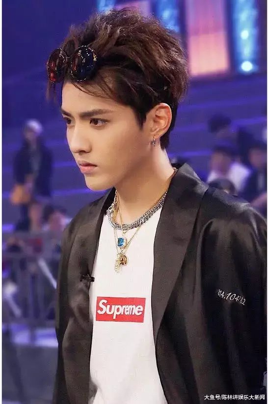 吴亦凡安利supreme: 穿的时候要露出边边, 网友: 太猥琐了