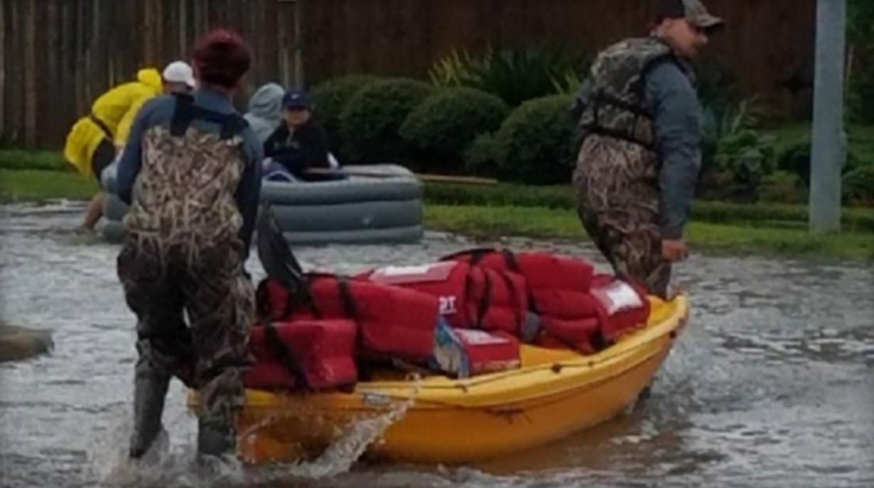美国休斯顿等地洪水肆虐 必胜客用皮划艇送披萨