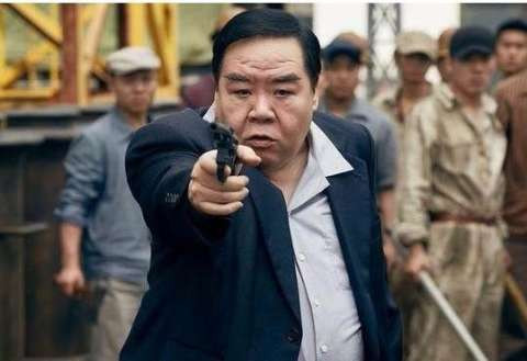 但是郑则仕有一个幸福美满的家庭,在他最落魄时,结发妻子相伴左右