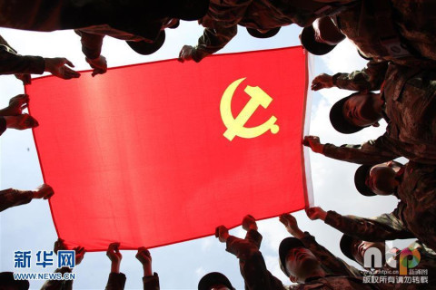 6月28日,武警战士高举党旗心向党.