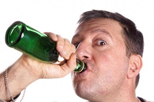 男性喝酒后, 若频繁出现4种现象, 说明已不适合喝酒, 赶紧戒了吧