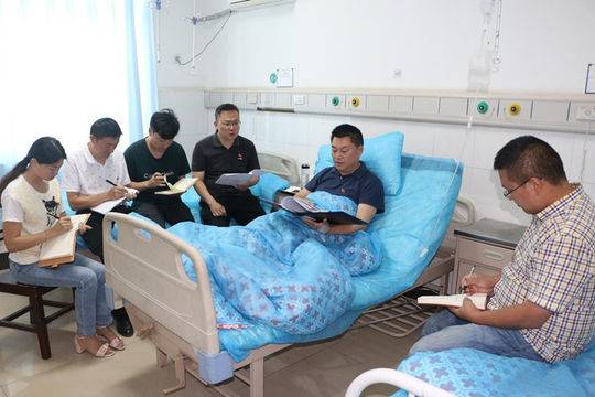 以行动书写忠诚--图记阿坝州纪检监察干部抗震救灾