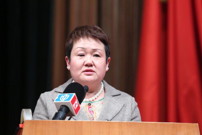 黄春华代表无党派人士在政协大会发言中提出,应从顶层设计出发,用更高