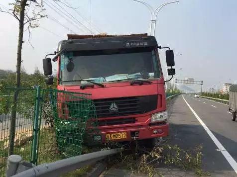 湖北司機剎車,打方向不靈, 差點翻出高速公路