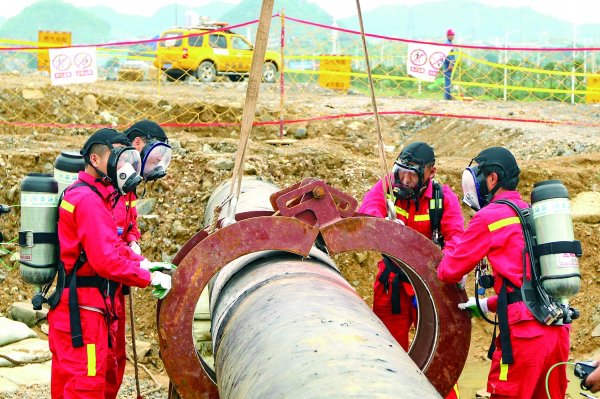 应急抢修人员正在进行管道隔断