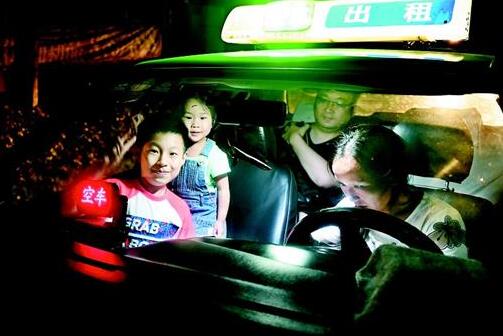 辛酸! 孩子无人照看 单亲妈妈带着三岁幼女开的士