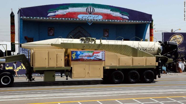 伊朗在阅兵式上展示了新的弹道导弹数小时