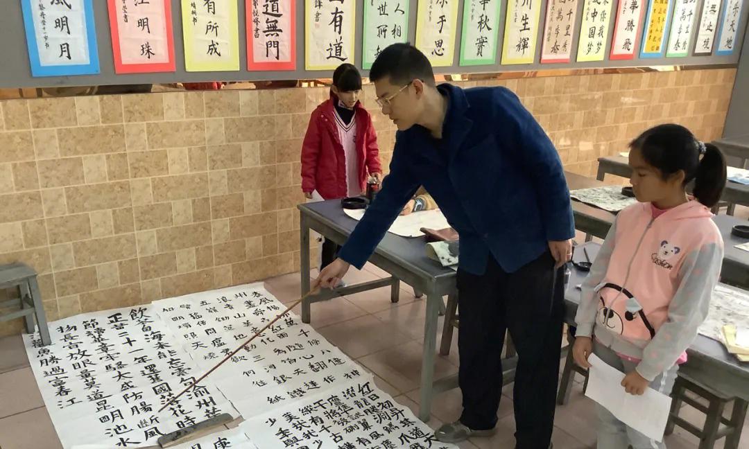 书法课男老师9次摸女童脸，父索赔20万被驳：非隐私部位，不构成侵权