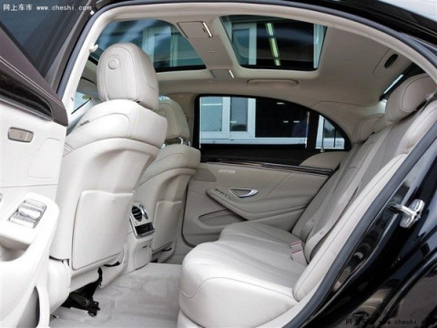 座椅方面,奔驰s300l前排乘客座椅和后排乘客的外侧座椅,均可以从后排