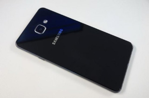 根据网友放出的2016款三星galaxy a7国行真机体验的帖子显示,该机采用