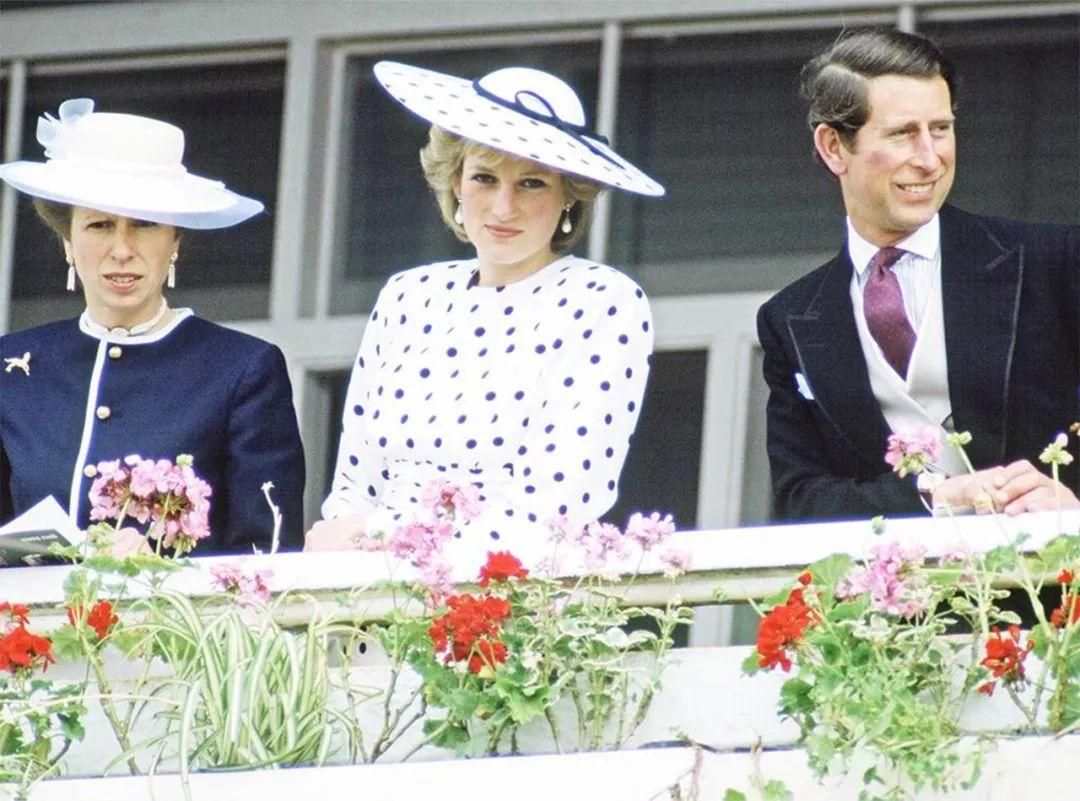 戴安娜当舅妈很称职! 牵安妮公主女儿竟反手按住包, 只为保护孩子