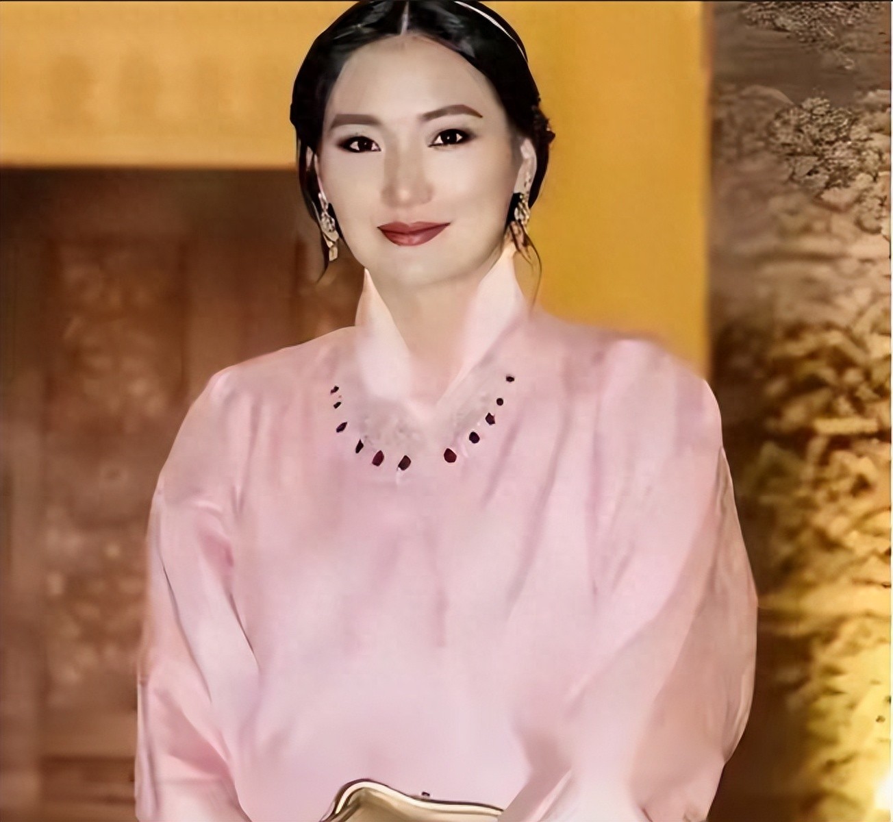 不丹王后带女儿亮相, 小公主穿传统装戴发箍, 包子脸萌萌酷似手办