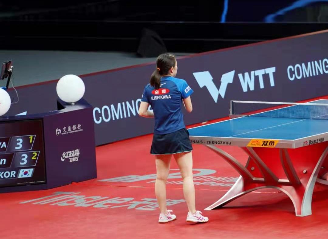 石川佳纯比赛裙装, 身材圆润, 屁股胖嘟嘟, 这角度看起来身高1米3_zzd