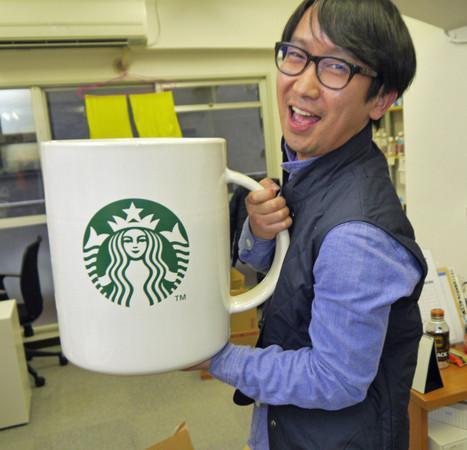 日本男子花5千元买个巨型杯子前往星巴克喝咖啡被拒绝, 但他不死心