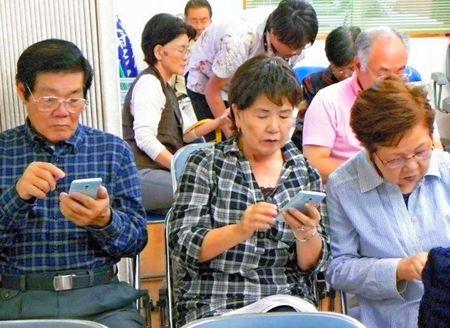 别小瞧老年人消费! 相约称霸KTV, 80%喜欢旅游, 60%爱手机发红包!