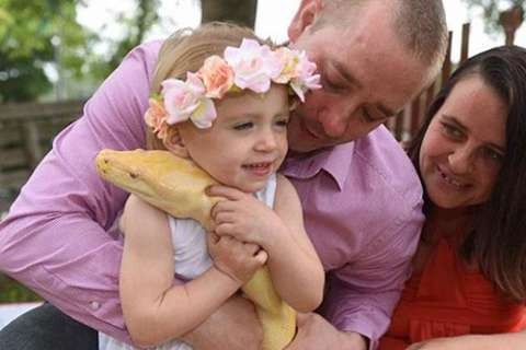 小女孩与黄金蟒同吃同住, 妈妈害怕让警察带走