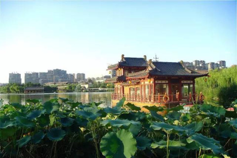 咸陽湖顯大氣,古渡公園夠婉約 圖書館富氣質,萬達廣場重時尚 北平街