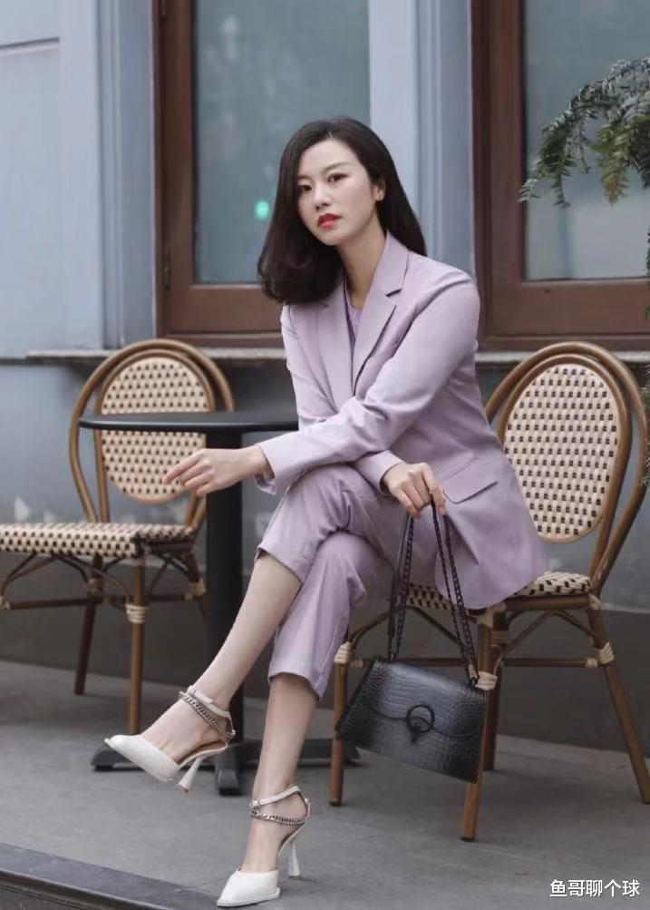 白衬衫好像是所有职场女生都非常喜爱的单品,因为它的低调内敛且气质