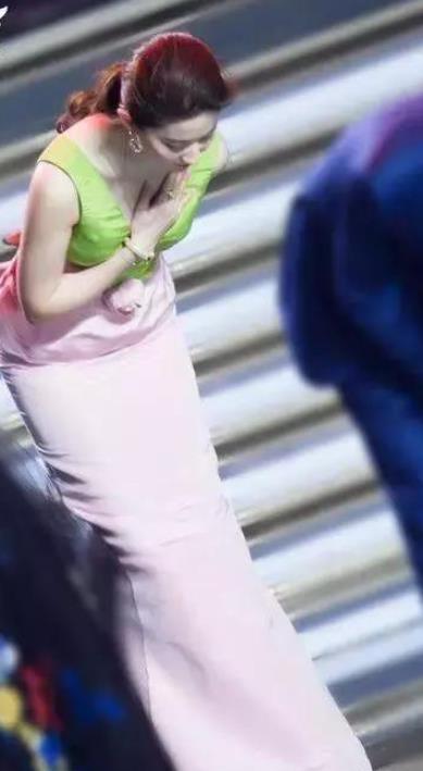 再次因"弯腰"成为焦点的刘亦菲, 摄影师图4角度太刁钻: 故意的