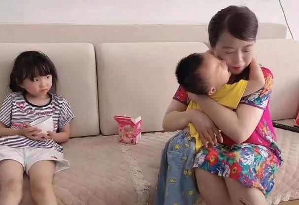 郭威庆祝改名成功,满足奇奇和悦悦的愿望,粽子鸡蛋随便吃_zzd_学生
