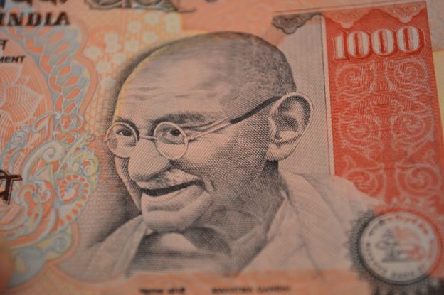 500 元及 1,000 元卢比大钞,这两种最高面额的纸钞占了印度流通货币的
