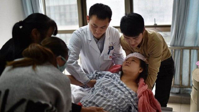 孕妇怀孕3个月, 肚子大的像皮球, 医院检查后无一敢接生
