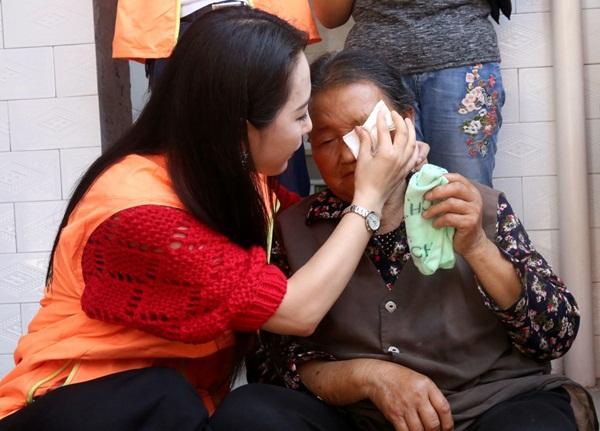 提及孙女病情奶奶泪流满面,沈萌给老人拭擦眼泪