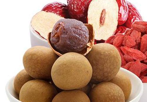 桂圆干红枣泡水喝的功效, 补血养颜的美茶来了!