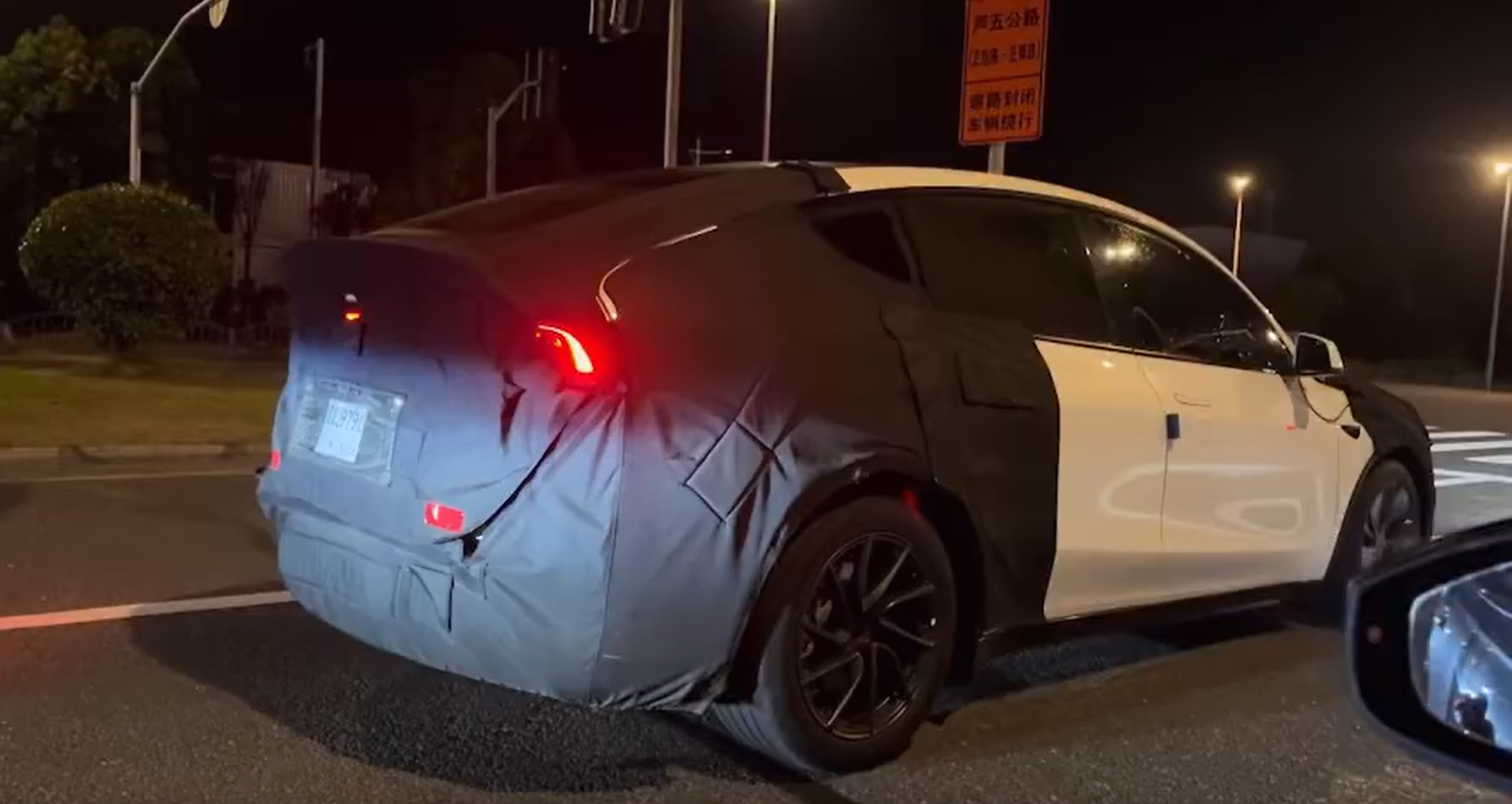 特斯拉 Model Y L 测试车谍照曝光，预计 9 月份左