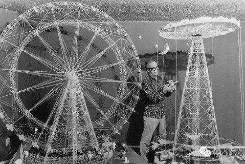 这家伙只需一把小刻刀以及胶水,就能用牙签搭起一座能转的摩天轮.