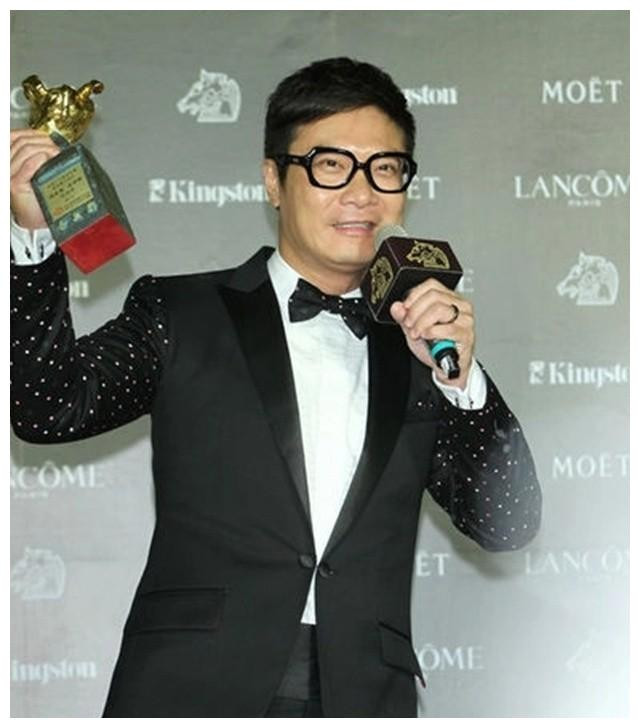 1983年成龙拍摄《a计划》时意外受伤,钱嘉乐获得了一个替补机会.