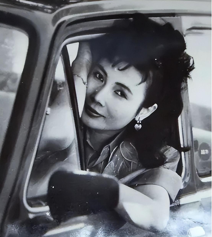 她, 中国主持第一人, 曾打破报幕“潜规则”, 为何64岁至今未嫁?(解放哈尔滨的部队)