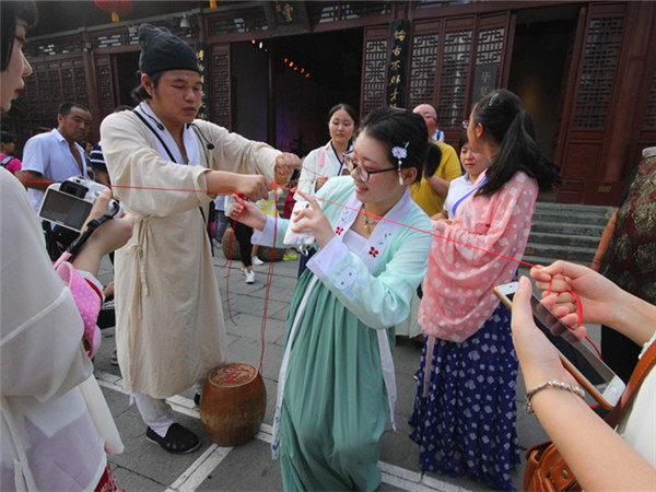 巧點額妝,繡香包,浮針驗巧,穿針乞巧等