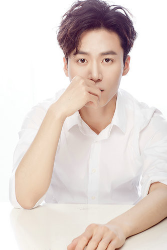 茅子俊白衣写真曝光 慵懒呆萌现最梦幻初恋